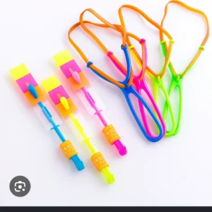 BRINQUEDO VOADOR DE PLASTICO A PILHA